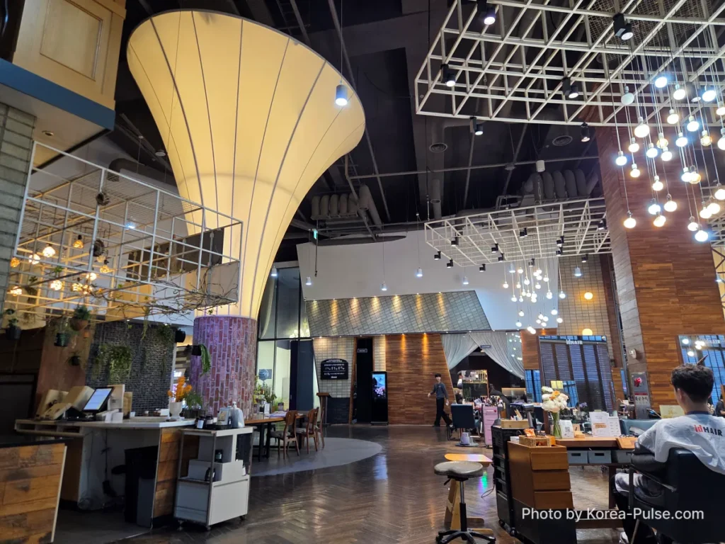 Wide-angle view of idHAIR One Mount's main styling floor