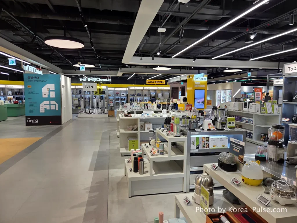 DUNDUN Dongdaemun: 8 Floors, Zero Excuses to Shop Anywhere Else 7 Daily Rental section — this one covering home appliances like vacuum cleaners and kitchen gadgets in DUNDUN Dongdaemun B1