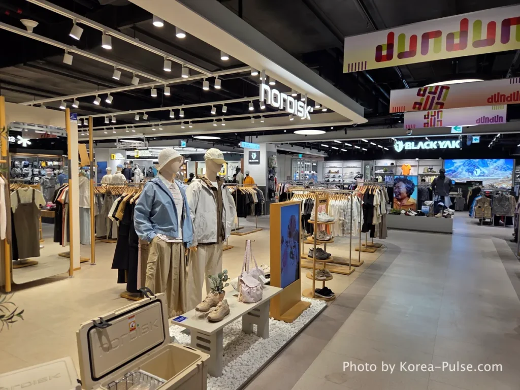 DUNDUN Dongdaemun: 8 Floors, Zero Excuses to Shop Anywhere Else 6 outdoor fashion brands National Geographic and Black Yak in DUNDUN Dongdaemun B1