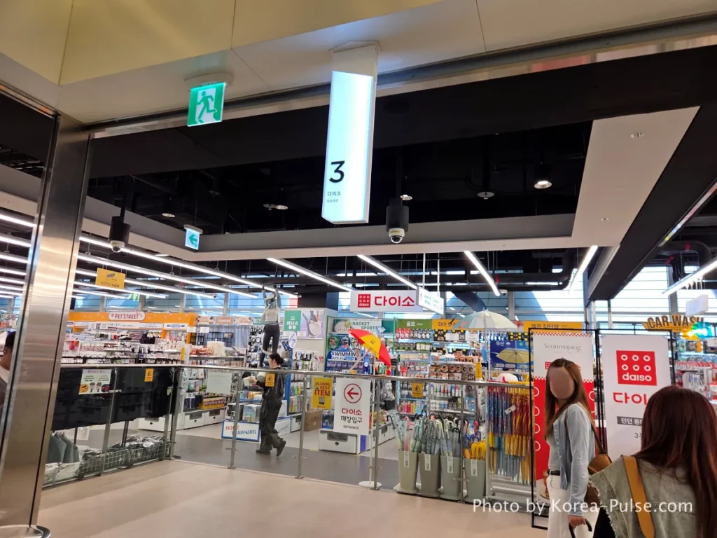 DUNDUN Dongdaemun: 8 Floors, Zero Excuses to Shop Anywhere Else 13 wide organized aisles on the entire 3rd floor of DUNDUN Dongdaemun Seoul