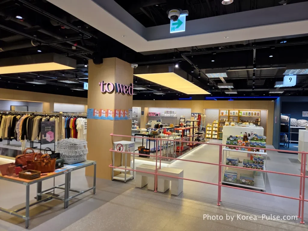 DUNDUN Dongdaemun: 8 Floors, Zero Excuses to Shop Anywhere Else 20 Towed lifestyle and fashion edit shop interior at DUNDUN Dongdaemun 6th floor with pink railing and curated goods