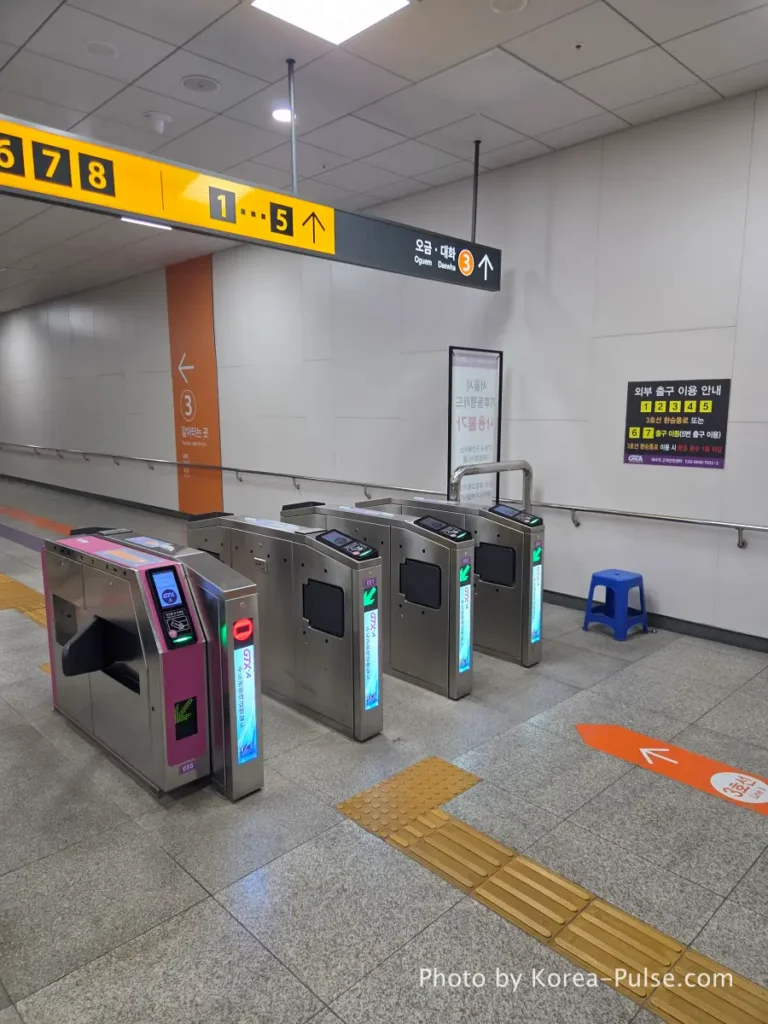 GTX-A Seoul Guide: Korea's Deep Underground Express from Daegok to Seoul Station 2 GTX-A transfer fare gate at Daegok Station where passengers tap their transit card to board