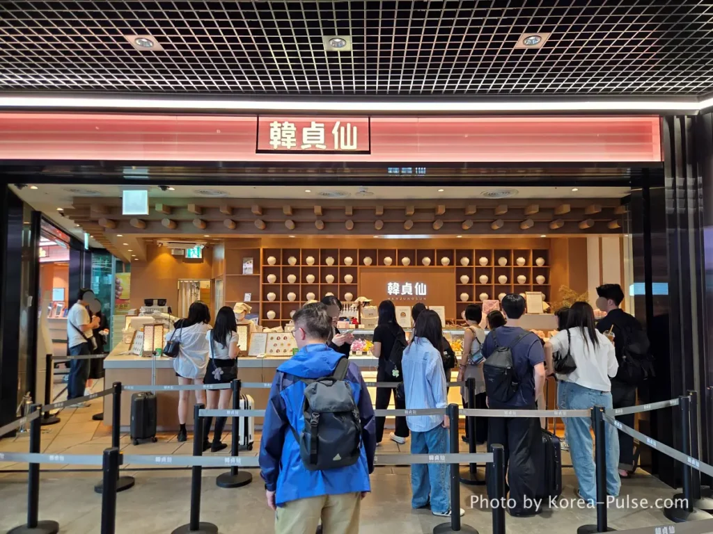 GTX-A Seoul Guide: Korea's Deep Underground Express from Daegok to Seoul Station 15 Queue outside Hanjunson 韓貞仙 premium chapssal tteok rice cake shop inside Seoul Station
