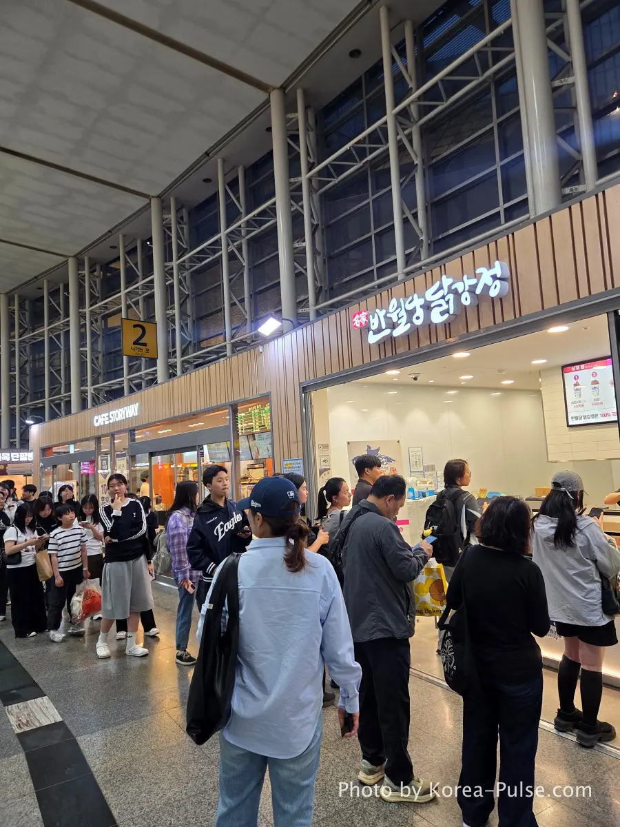 KTX Korea: A 600km Day Trip That Turned Distance into Family Time 6 People queuing for Banwoldang Dakgangjeong fried chicken at Dong-Daegu Station