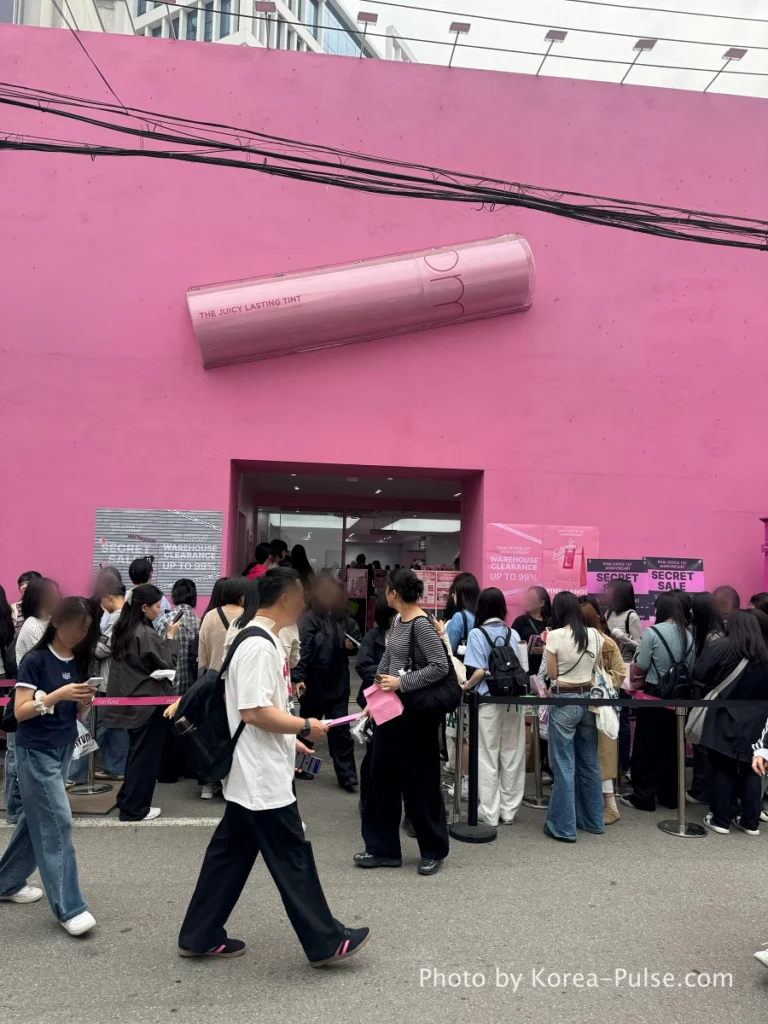 Sold Out on You KDrama Netflix Open Run line outside Seongsu-dong pop-up store