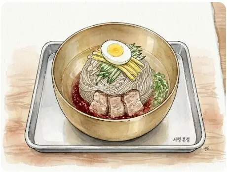 Best Myeongdong Restaurants: 5 Legendary Korean Spots Verified for 2026 5 A detailed watercolor and ink illustration of a bowl of Korean Sun-myeon from Seoryeong Main Branch. The traditional brass bowl is filled with fine, light-colored buckwheat noodles in clear broth, topped with a halved boiled egg, julienned cucumber, yellow egg strips, and three slices of boiled pork or beef. A pool of red chili paste is visible at the bottom of the noodles, and chopped scallions are on the side. The bowl rests on a metal tray over a textured wood-patterned background, with Korean text in the lower right that reads "서령 본점" (Seoryeong Main Branch). Here is one of the Best Myeongdong Restaurants.