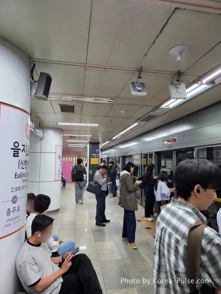 Inside Seoul Rush Hour: Why Korea's Subway System Feels Different 4 Passengers queuing in orderly single file on Seoul Metro platform in front of closed screen doors