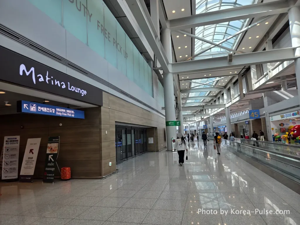 Incheon Airport Smartpass: Skip the Line & Hit the Lounge Fast 7 Incheon Airport airside duty-free corridor with Matina Lounge sign visible at Terminal 1 Gate 45 area