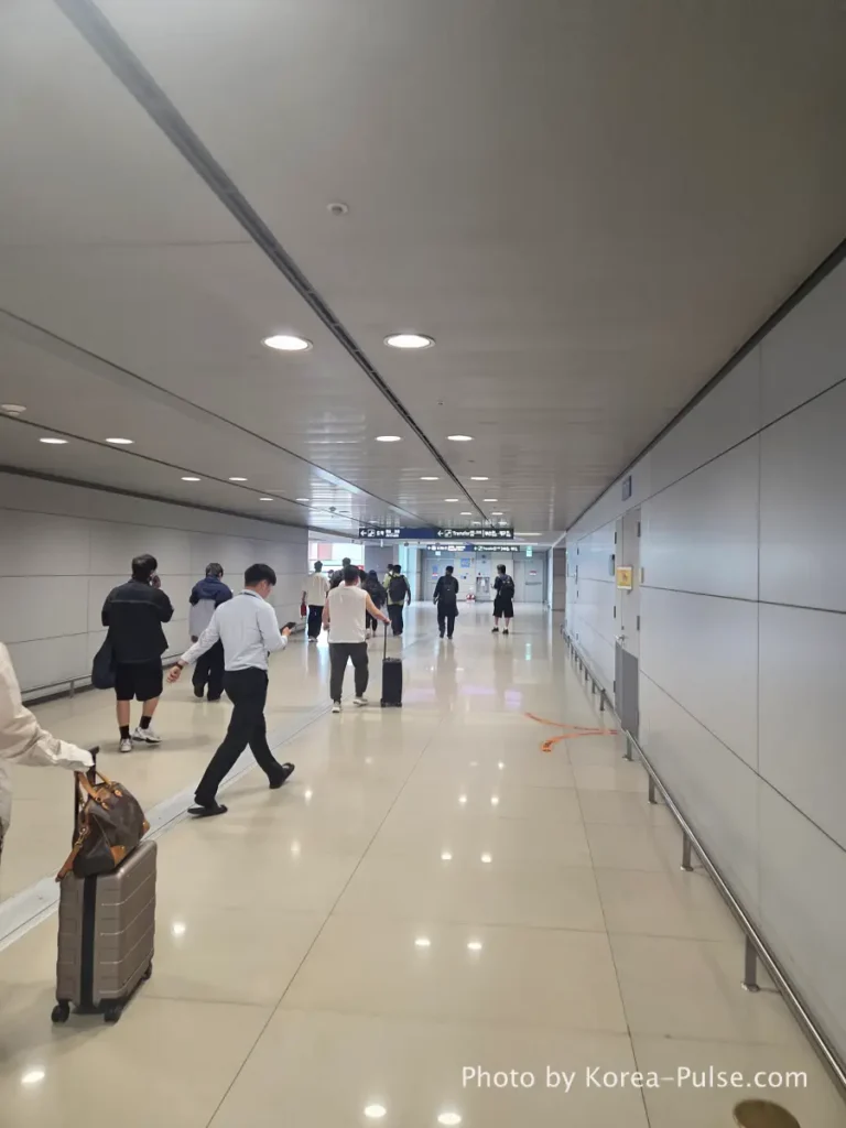 Incheon Airport Arrival Guide: Plane to Bus in Under an Hour 2 Incheon Airport arrival guide wide arrivals corridor with travelers and moving walkways at Terminal 1