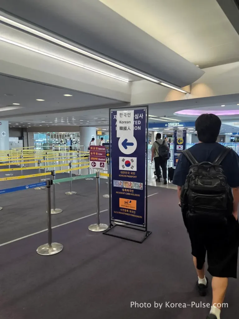 Incheon Airport Arrival Guide: Plane to Bus in Under an Hour 6 Incheon Airport automated immigration e-gate lanes for Korean citizens and registered foreigners at Terminal 1