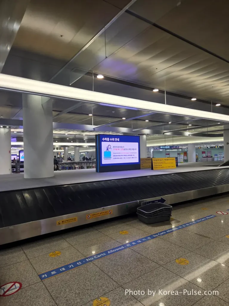 Incheon Airport Arrival Guide: Plane to Bus in Under an Hour 7 Incheon Airport Terminal 1 baggage claim hall showing conveyor carousels and flight information boards