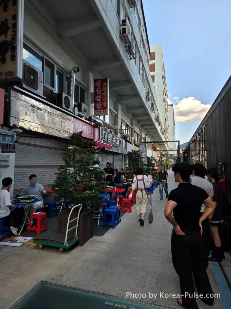 Euljiro Outdoor Dining: TOP 5 Where Seoul's Office Workers Actually Go 15 Sammijeong Euljiro yajang waiting crowd outside Seoul Friday evening
