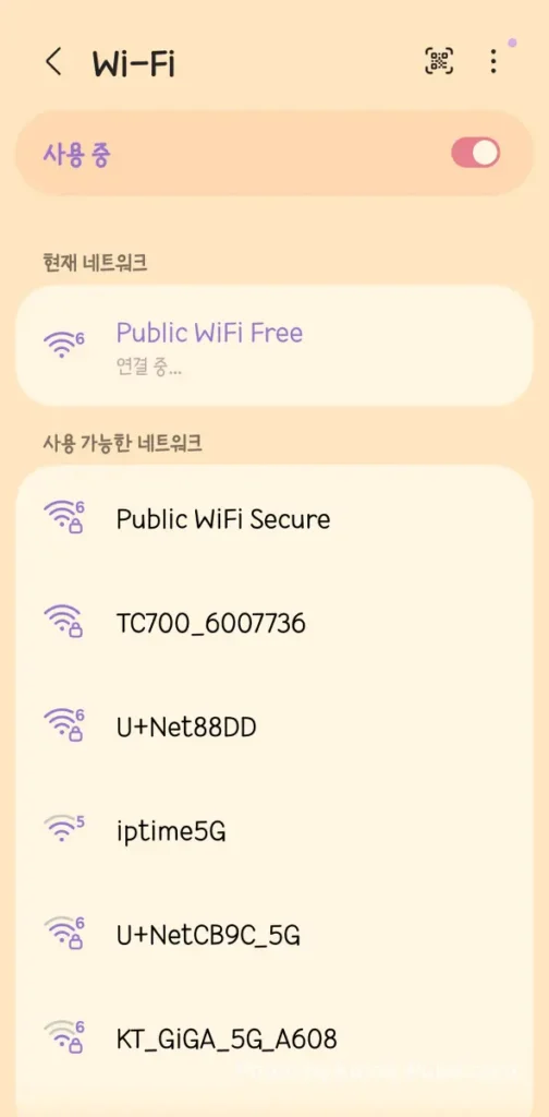 Android Samsung Wi-Fi settings screen showing Public WiFi Free and Public WiFi Secure listed as available networks on Korean public bus