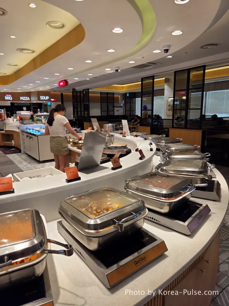 Center zone right side with tangsuyuk and pasta stations at QooQoo