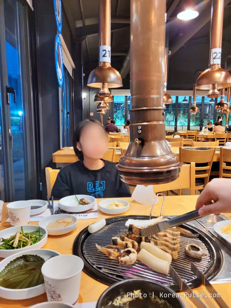 K-BBQ Etiquette Without the Anxiety: How to Grill, Share, and Read the Table Like a Local 6 Korean barbecue meal with grilled pork, rice cakes, mushrooms and side dishes